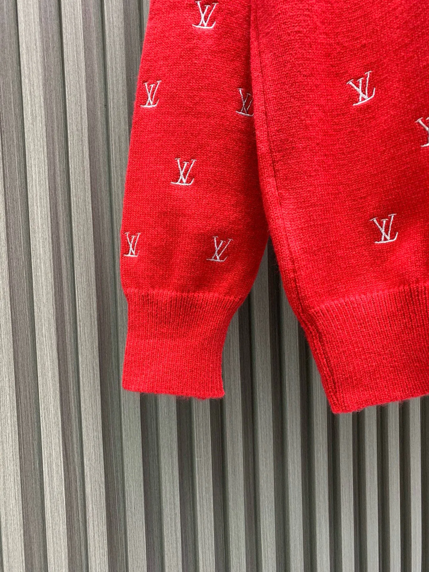 🅿️340 🀄️ Louis Vuitton 25* New New Year's style early autumn loose casual sports crew neck pullover Classic old flower all-over printed pattern Complex logo embroidery on the whole body Recommended by many Internet celebrity upper body Full of atmosphere and in place details Super correct fit Standard for early spring Heavy washing process is soft and comfortable Soft touch The upper body is not tight The fabric texture is tough The upper body is wide and comfortable The silhouette is cut to look slim and stylish It is washable and not easy to fall off. It is super fashionable and versatile, giving it a fashionable street feel. The overall loose fit. If you like it, don’t miss it. A must-have item in red for the Chinese New Year.